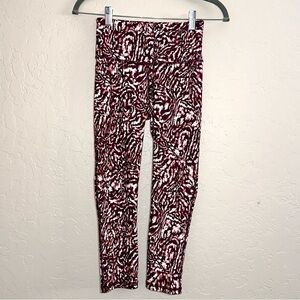 Under Armour Women’s XS Compression 19” Capris Activewear Tights - Burgundy